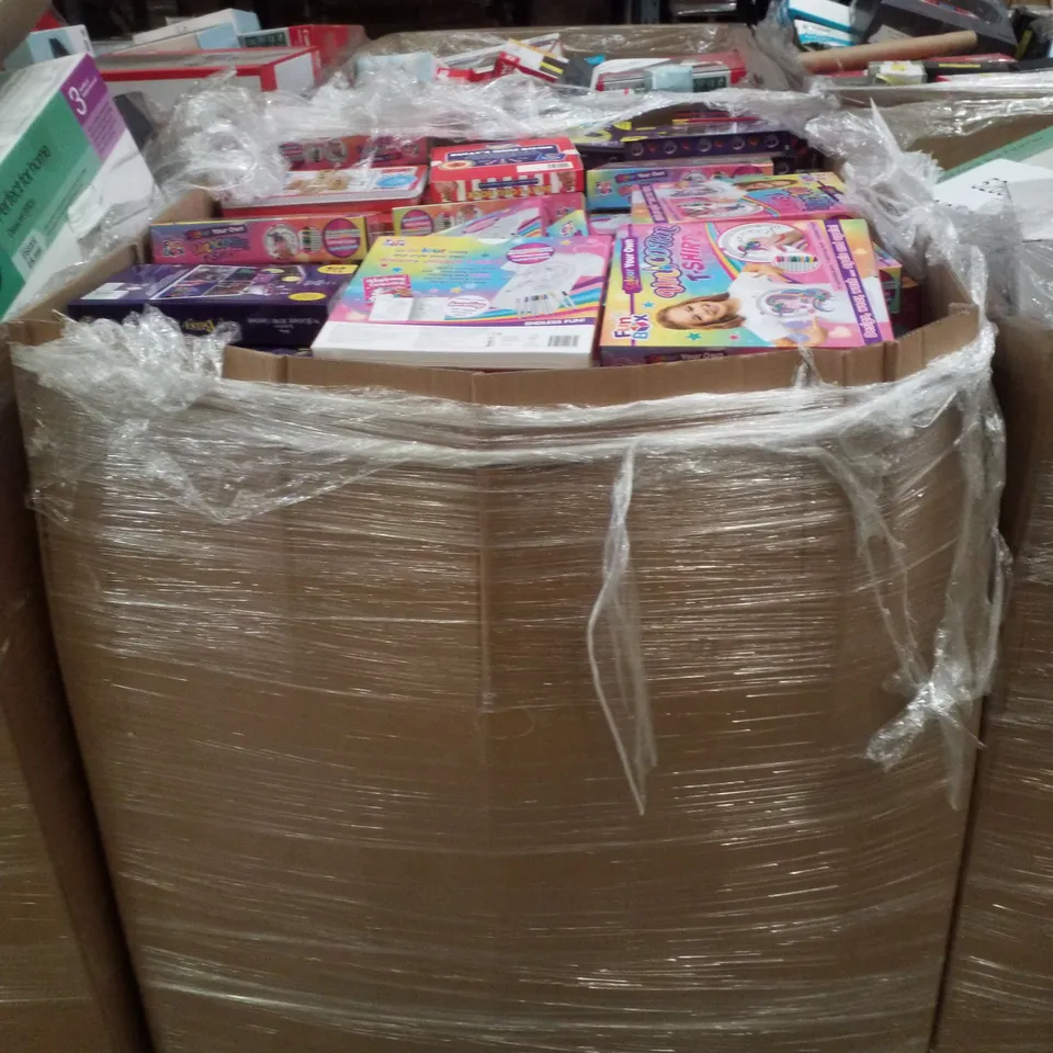 PALLET CONTAINING ASSORTED CHILDRENS BOOKS INCLUDING THE NIGHTMARE BEFORE CHRISTMAS BUSY BOOKS, BULLSEYE BULLY'S QUIZ BOOK , DISNEY BEDTIME STORIES & UNICORN TSHIRT SET