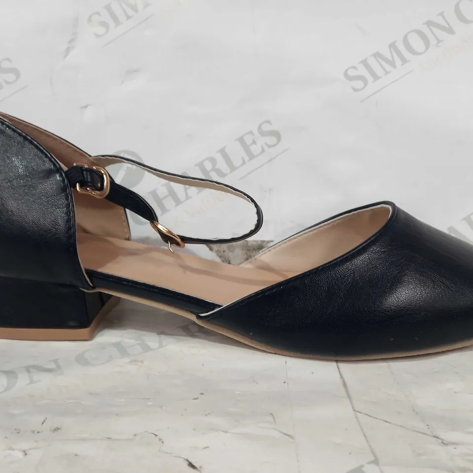 BOXED PAIR OF DESIGNER CLOSED TOE LOW HEEL SHOES IN BLACK EU SIZE 42