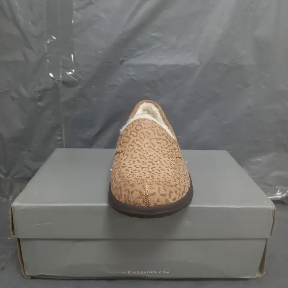 VIONIC FAUX FUR LINED LEOPARD PRINT SLIPPERS SIZE 9
