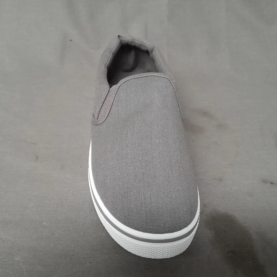 BOXED PAIR OF URBAN JACKS SLIP-ON SHOES IN GREY SIZE 9