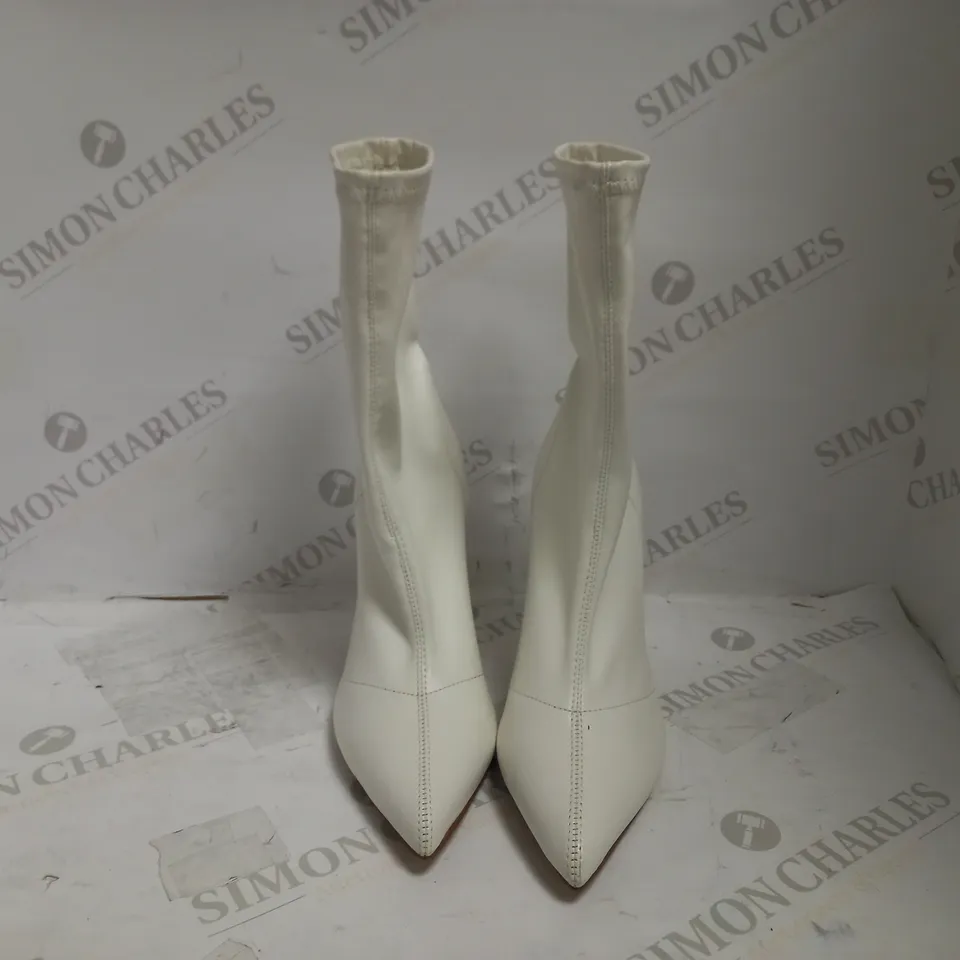 DESIGNER WHITE PLEATHER ANKLE BOOTS UK SIZE 4