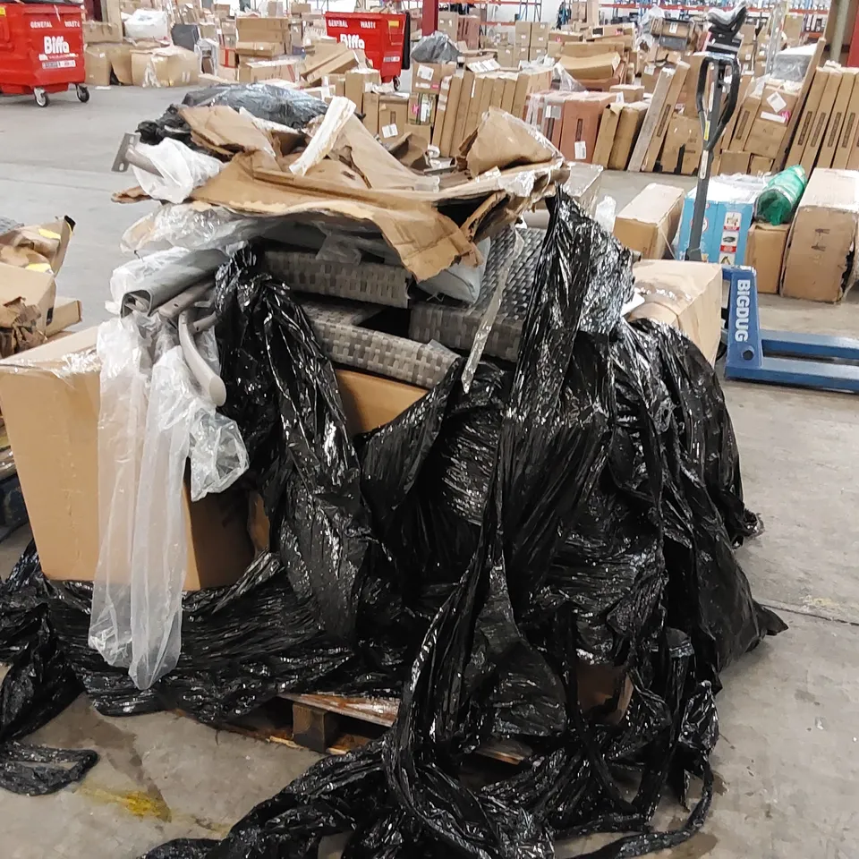 PALLET OF ASSORTED GARDEN FURNITURE PARTS