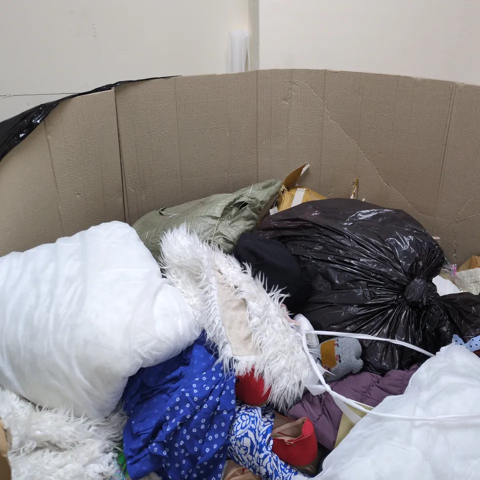 PALLET TO CONTAIN A LARGE AMOUNT OF ASSORTED HOUSEHOLD ITEMS TO INCLUDE SKIP HOP BABY TUB ETC