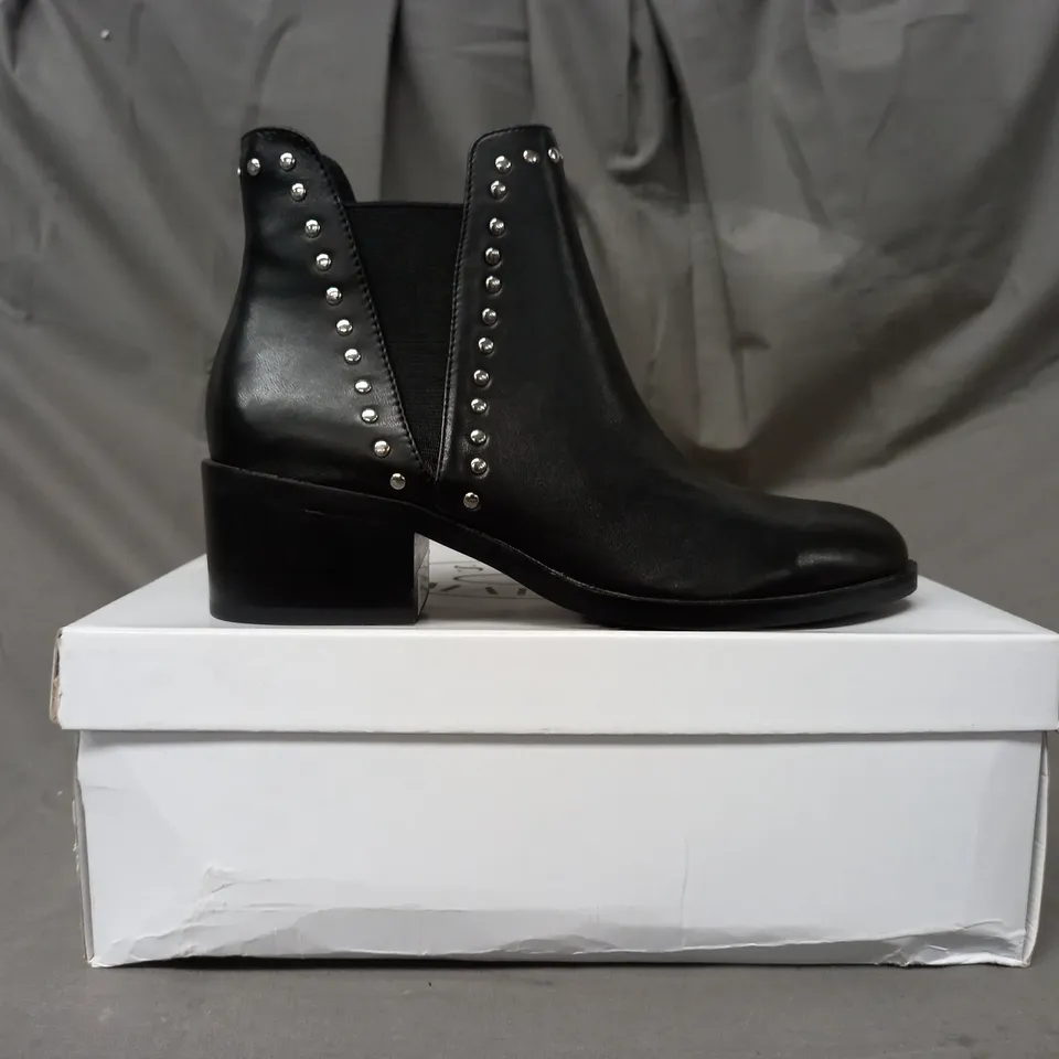 BOXED PAIR OF STEVE MADDEN CADE LEATHER ANKLE BOOTS IN BLACK EU SIZE 36