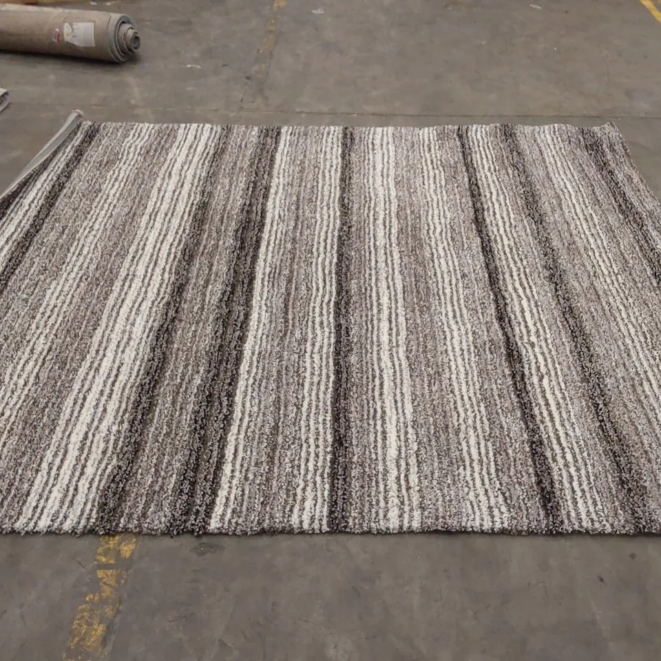 ZOOMY 100% POLYESTER STRIPE PATTERN RUG - GREY/WHITE/BLACK // SIZE: 250 X 305cm