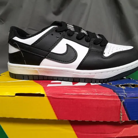BOXED NIKE PANDA DUNKS - EU 39