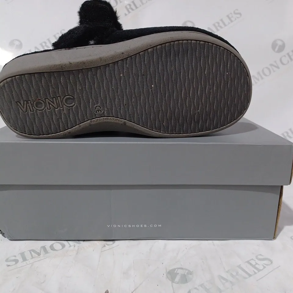 BOXED PAIR OF SKECHERS MARIEL SLIPPERS IN BLACK SIZE 6