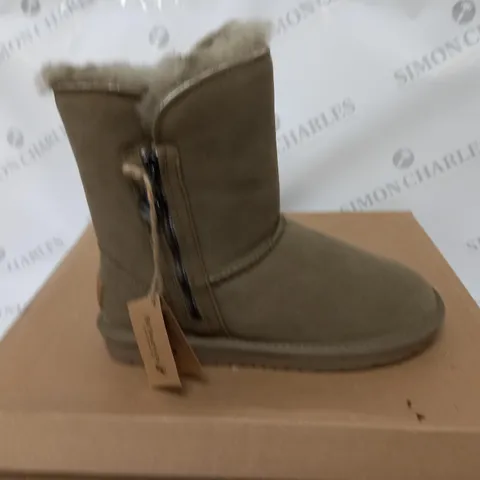 BOXED PAIR OF BONOVA SHEEPSKIN SIDE ZIP BOOTS KHAKI SIZE 4