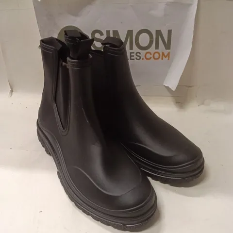 BLACK CHELSEA-STYLE RUBBER BOOTS (PAIR) – SIZE UK8
