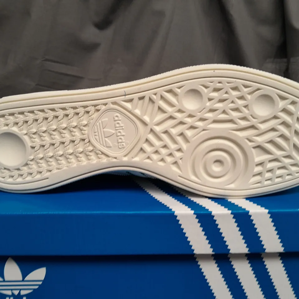 BOXED ADIDAS HANDBALL SPEZIAL IN WHITE - UK 10 1/2