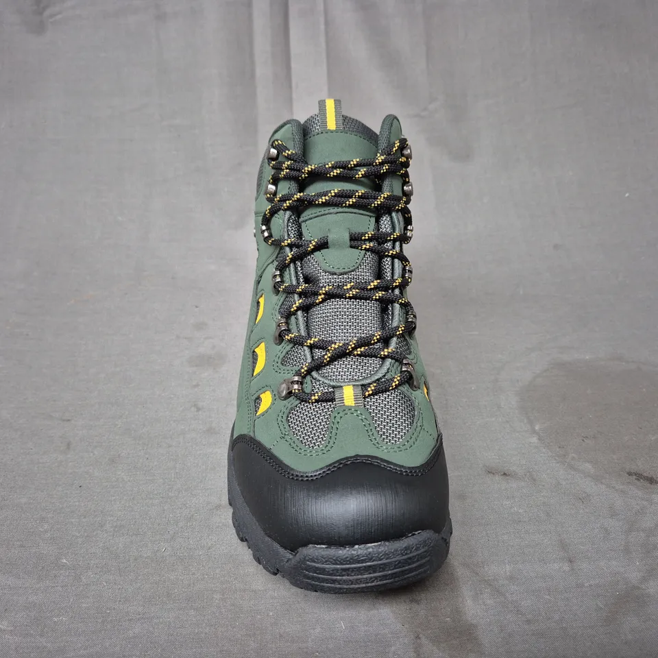 BOXED PAIR OF MOUNTIAN WAREHOUSE ADVENTURER WATERPROOF HIKING BOOTS IN GREEN UK SIZE 9