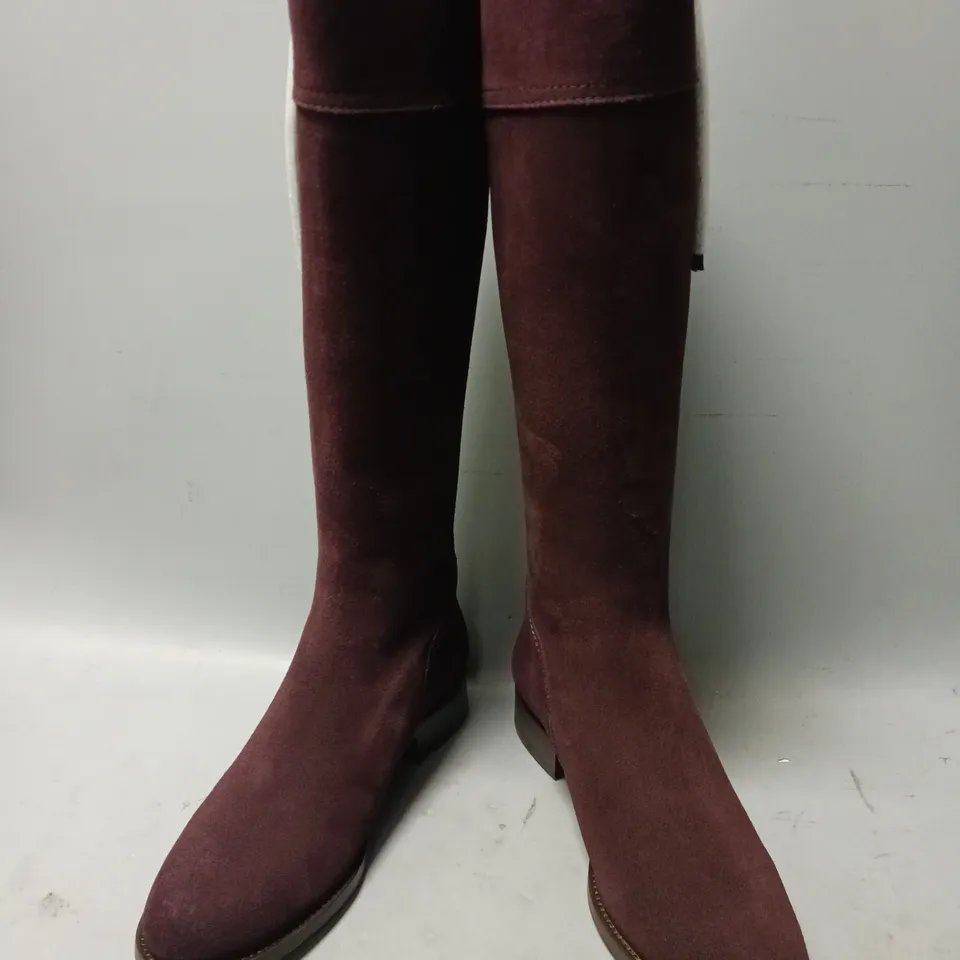 BOXED PAIR OF FAIRFAX & FAVOR WOMEN'S NARROW FIT REGINA SUEDE KNEE-HIGH BOOTS IN PLUM UK SIZE 7.5