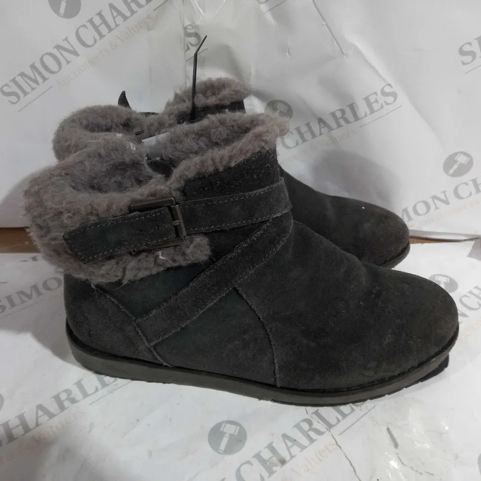 PAIR OF EMU AUSTRALIA MERAK SUEDE BOOTS, DARK GREY, UK SIZE 7