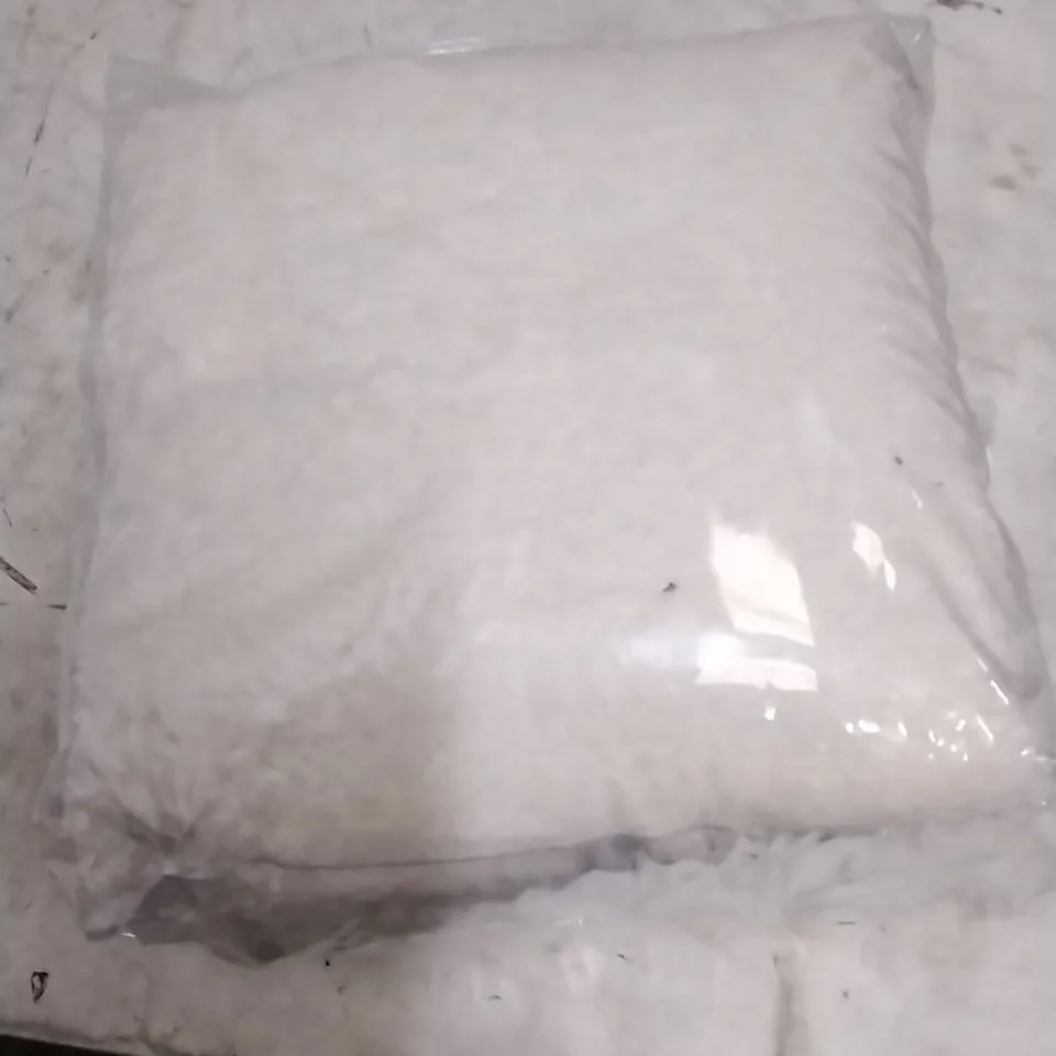 WHITE WOOLY ELECTRIC BLANKET, SIZE UNSPECIFIED 