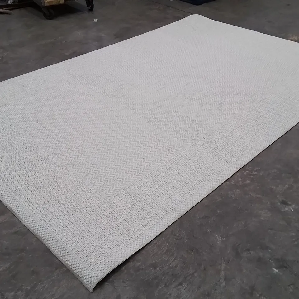 QUALITY DESIGNER AREA RUG - APPROXIMATELY 300X190CM