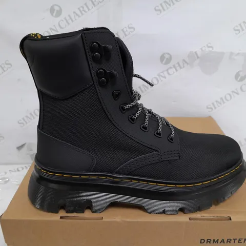BOXED PAIR OF DR MARTENS EXTRA TOUGH TARIK BOOTS IN BLACK - UK 7