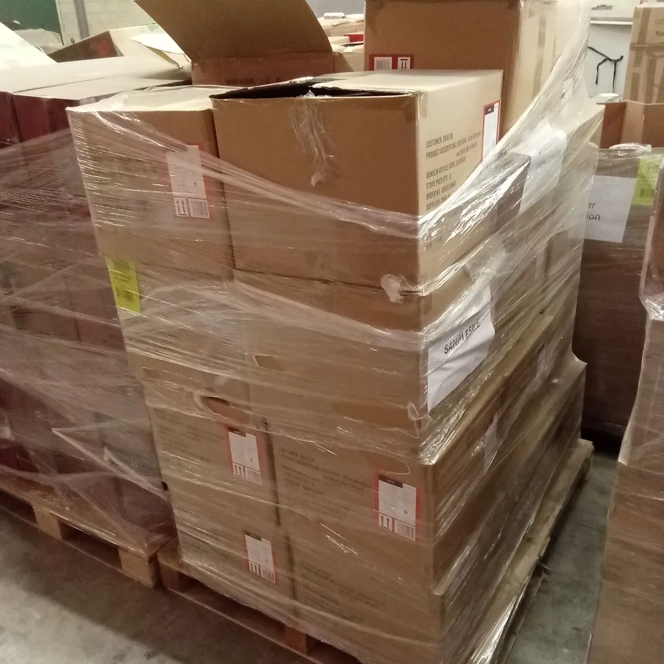 PALLET TO CONTAIN A MIXED ASSORTMENT OF CHRISTMAS STOCK TO INCLUDE; A LARGE QUANTITY OF CHRISTMAS WREATHS AND FLEECE THROWS