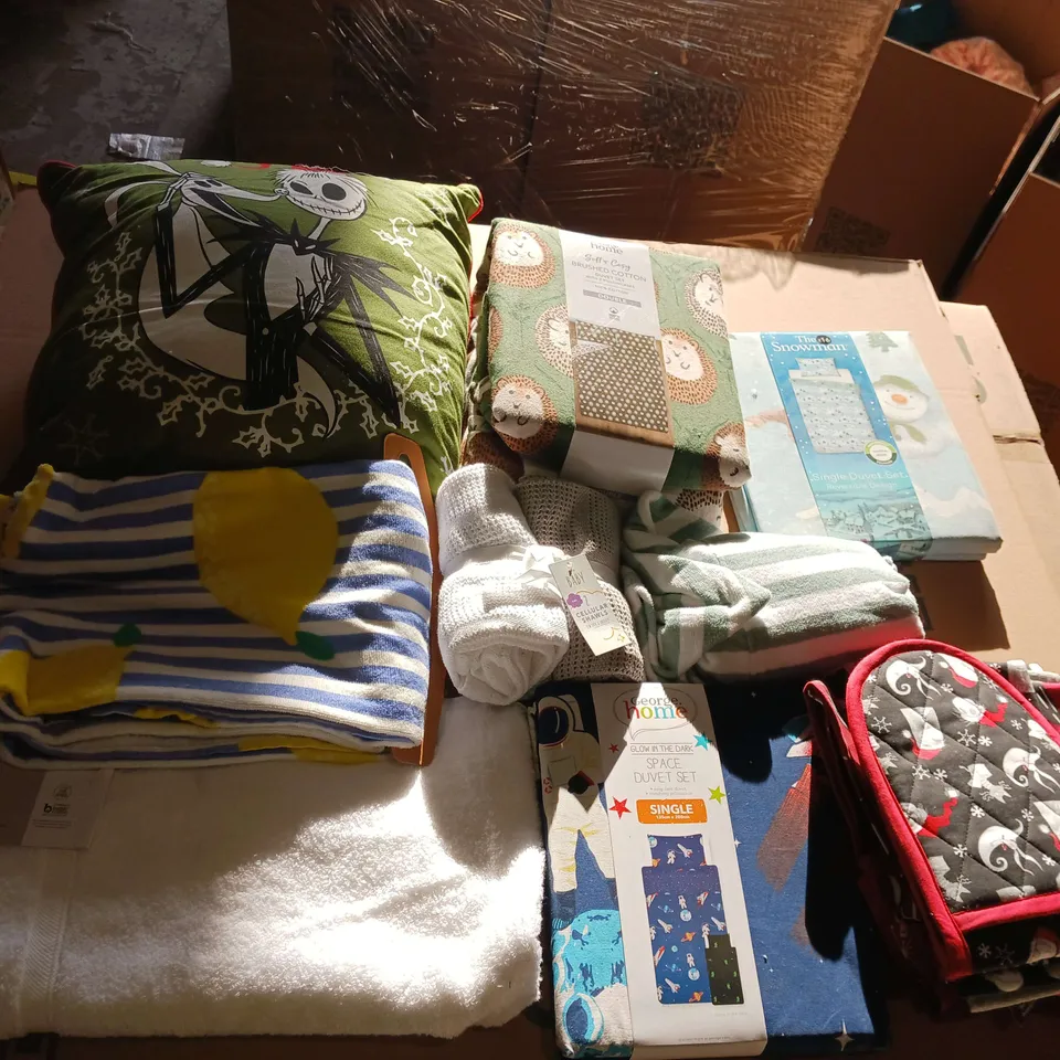 BOX OF APPROXIMATELY 15 ASSORTED BEDDING AND SOFT FURNISHING ITEMS TO INCLUDE - DUVET SET, TOWELS, AND THROW PILLOW ETC