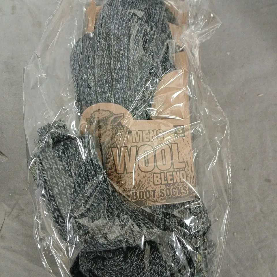 CAGE OF APPROXIMATELY 20 ASSORTED ITEMS TO INCLUDE: PATENT SOCKS AND WOOL BOOT SOCKS