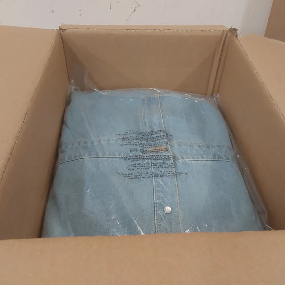 BOX CONTAINING APPROXIMATELY 7x BRAND NEW JD WILLIAMS LIGHT WASH DENIM SHIRT DRESSES - SIZE 26