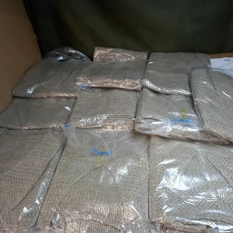 LOT OF APPROX 10 ASSORTED CLOTHING ITEMS IN VARIOUS SIZES