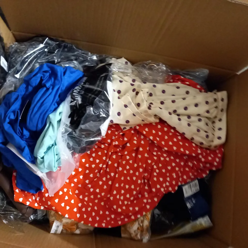 LOT OF APPROX 20 ASSORTED CLOTHING ITEMS VARYING IN SIZE/COLOUR/STYLE TO INCLUDE: TROUSERS, TOPS, JUMPERS