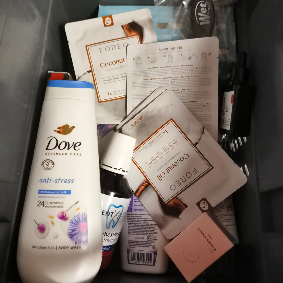 APPROXIMATEY 20 ASSORTED HEALTH AND BEAUTY PRODUCTS TO INCLUDE - DOVE MEN SHOWER WASH - ESTRID RAZOR STARTER KIT - PRIME SKIN COLOUR CHANGING FOUNDATION - ETC