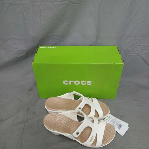 CROCS CYPRUS V HEEL W WHITE SANDALS – BOXED UK SIZE 7.