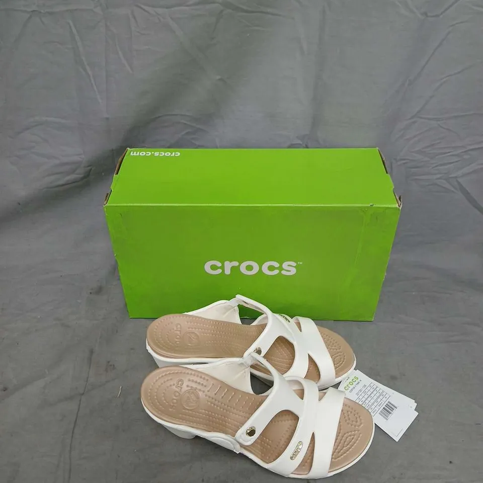 CROCS CYPRUS V HEEL W WHITE SANDALS – BOXED UK SIZE 7.