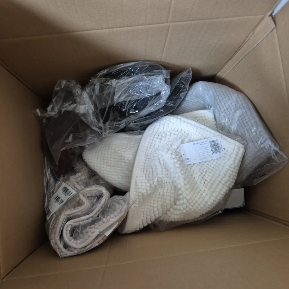 APPROXIMATELY 8 ASSORTED ITEMS TO INCLUDE FLAMINGO BEACH TOWEL, CLEAR WATER POOL STARTER KIT, BOBBLE BATH MAT, ETC - COLLECTION ONLY