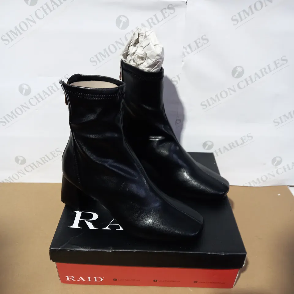 BOXED PAIR OF RAID BLACK BOOTS SIZE 4