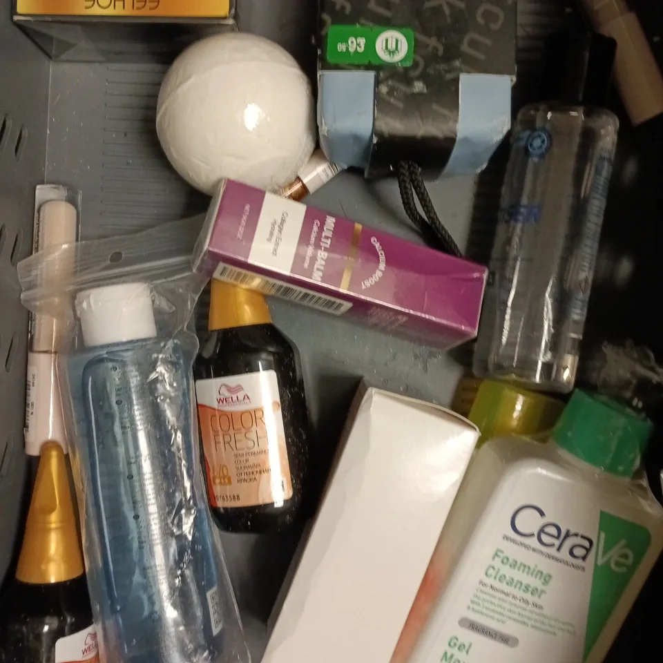 APPROXIMATELY 15 ASSORTED HEALTH & BEAUTY PRODUCTS TO INCLUDE L'OREAL PURE CARBON SHOWER GEL, CRY PROOF SETTING POWDER, CHIQUE FACE FIX KIT ETC