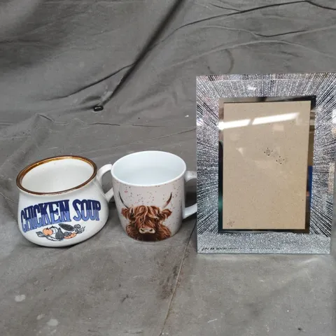 LOT OF APPROXIMATELY 20 ASSORTED POTTERY ITEMS TO INCLUDE MUGS, SOUP MUG AND A GLITTER PHOTO FRAME