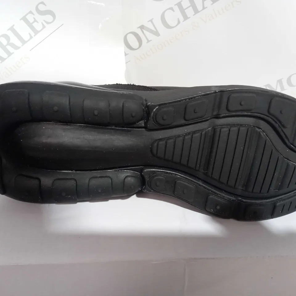 BOXEDC PAIR OF NIKE SHIOES IN BLACK SIZE 6 