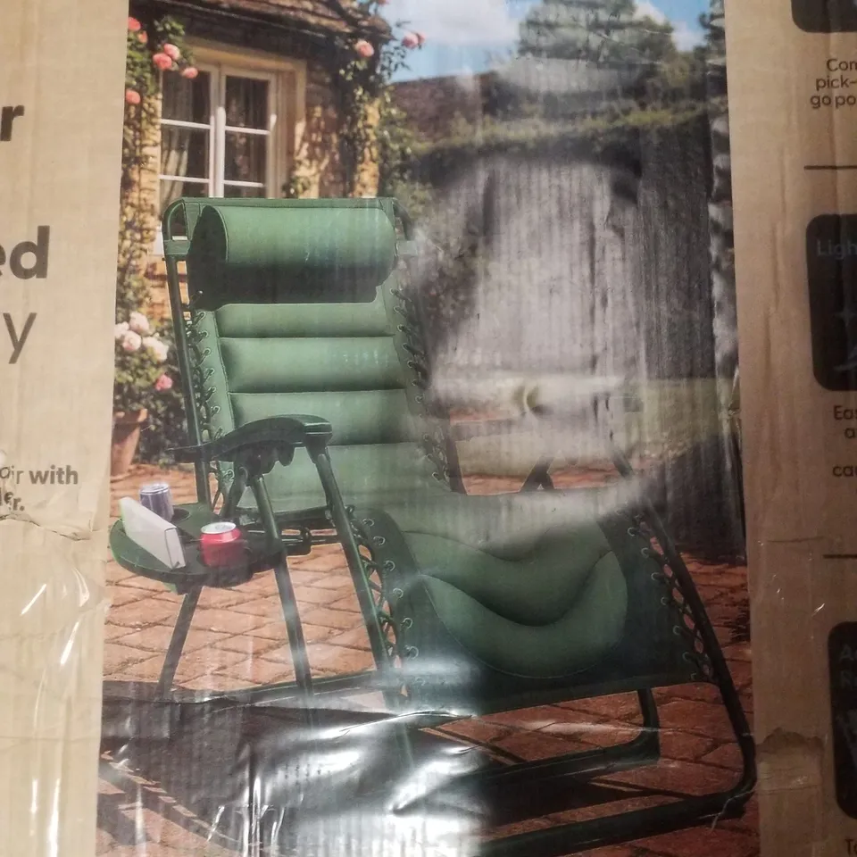 BOXED KEPLIN GARDEN PACK OF 2 COLOUR BLOCK PADDED GRAVITY CHAIRS - GREEN
