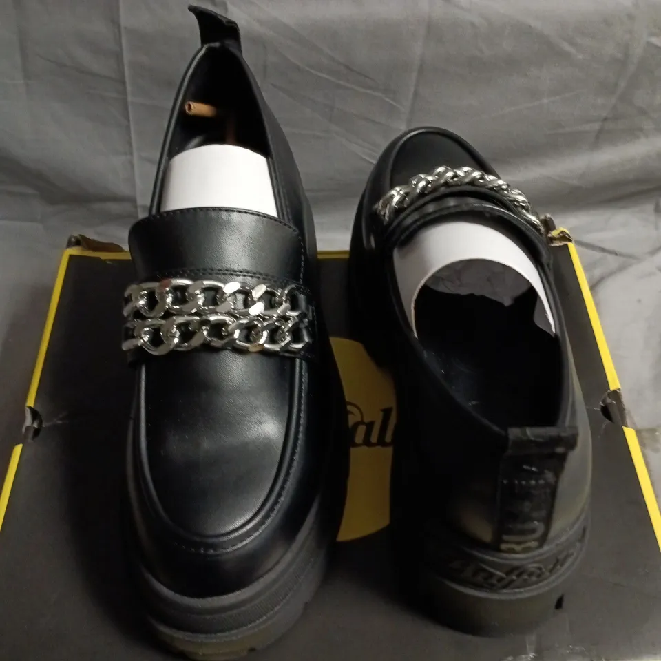 BUFFALO LONDON BLACK LEATHER LOAFERS WITH CHAIN DETAIL IN BLACK – UK 5 (EU 38)