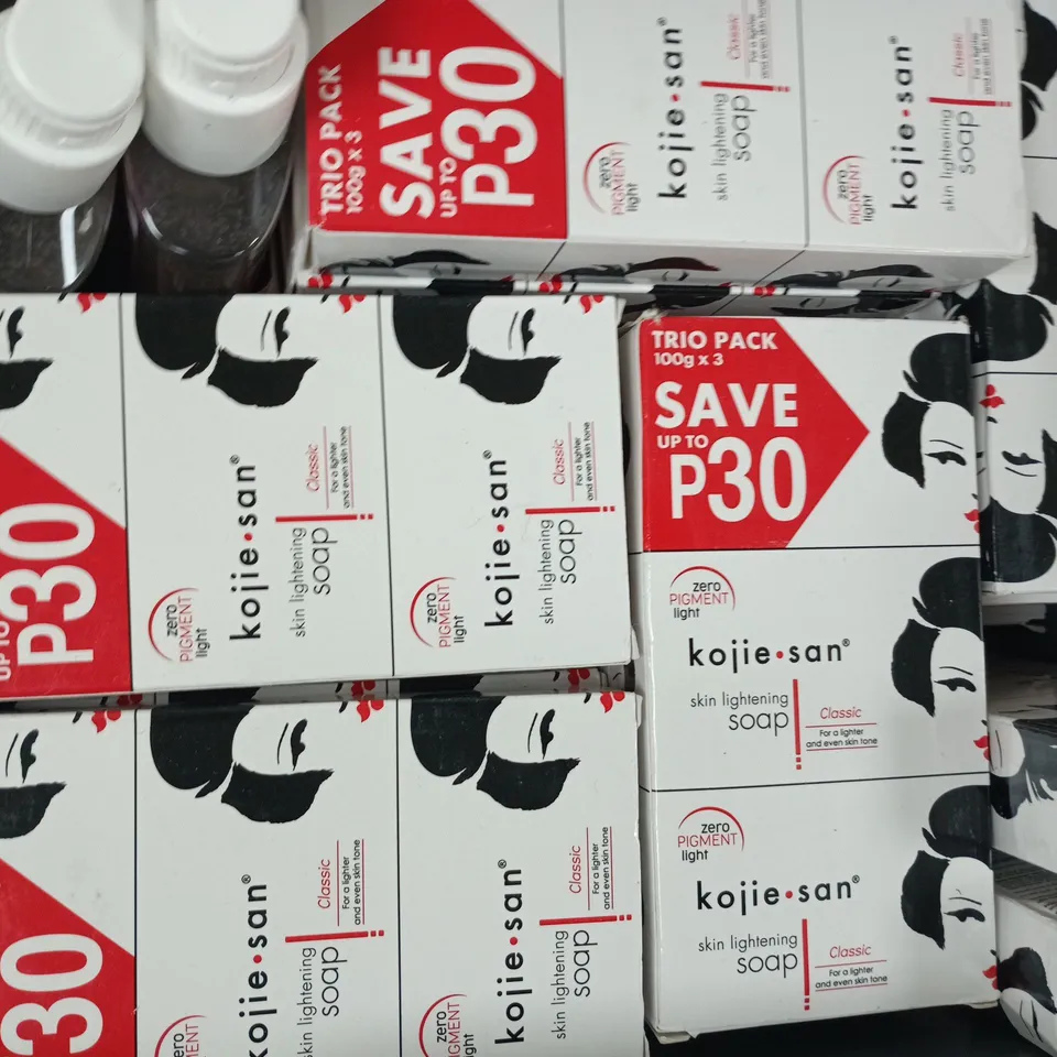 APPROXIMATELY 15 ASSORTED COSMETIC ITEMS TO INCLUDE NEUTROGENA, KOJIE SAN, ETC - COLLECTION ONLY