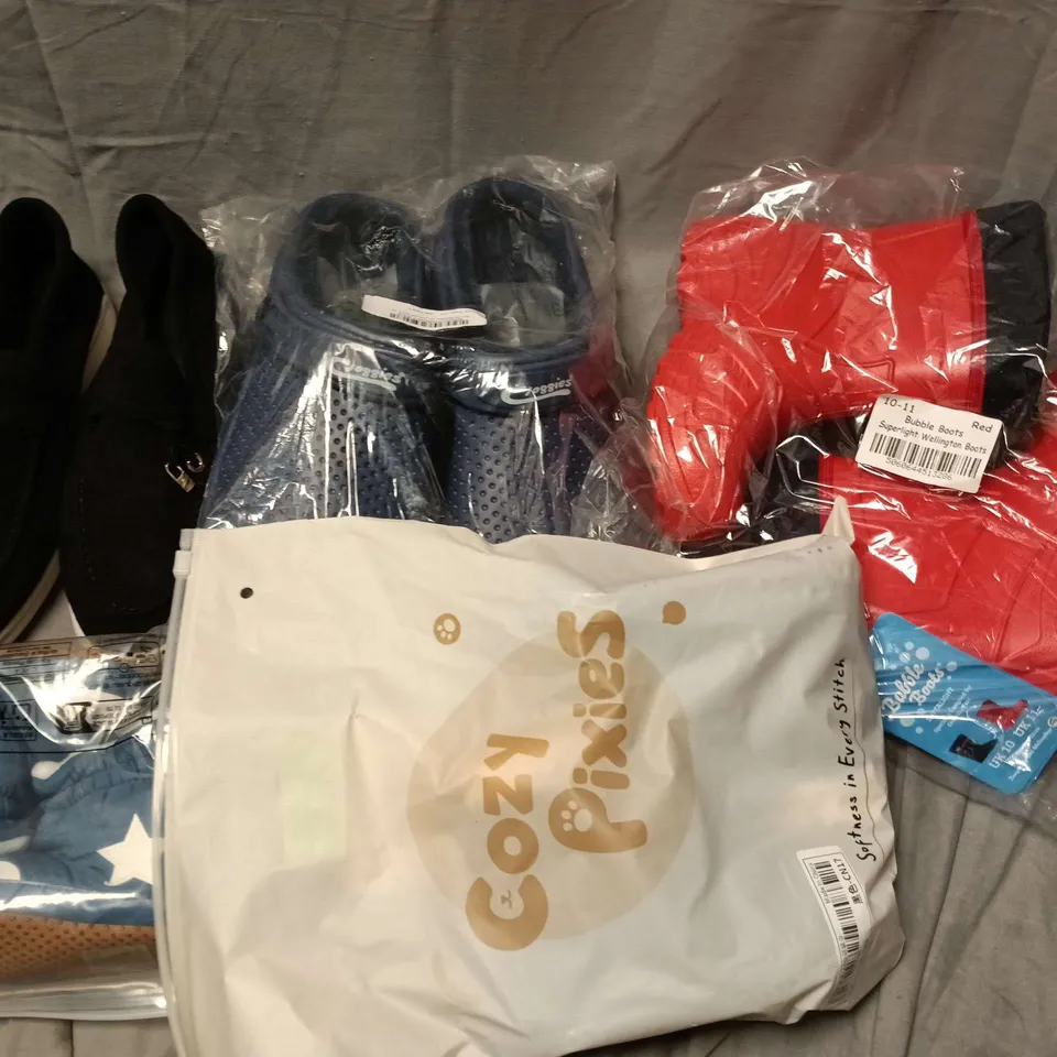 APPROXIMATELY 20 ASSORTED PAIRS OF SHOES AND FOOTWEAR ITEMS IN VARIOUS STYLES AND SIZES TO INCLUDE brands such as bubble boots, cozy pixies, cloggies, etc - collection only