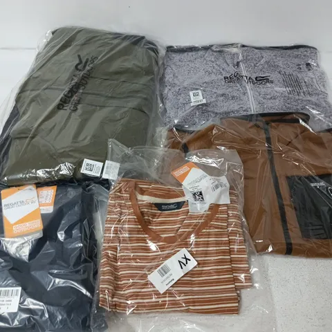 APPROXIMATELY 25 ASSORTED BRAND NEW REGATTA CLOTHING ITEMS IN VARIOUS SIZES, STYLES & COLOURS TO INCLUDE FRANKIE B/W, GEO SSHELL TRS II, FREDERICA TOP, ETC