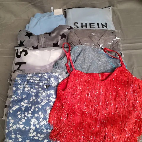 BOX OF APPROXIMATELY 25 ASSORTED CLOTHING ITEMS TO INCLUDE - SHIRT, DRESS, JEANS ETC