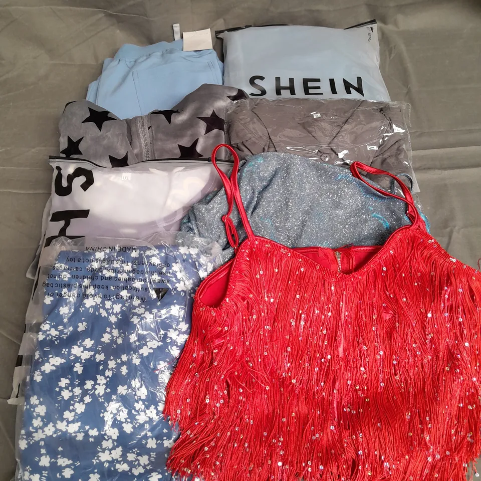 BOX OF APPROXIMATELY 25 ASSORTED CLOTHING ITEMS TO INCLUDE - SHIRT, DRESS, JEANS ETC