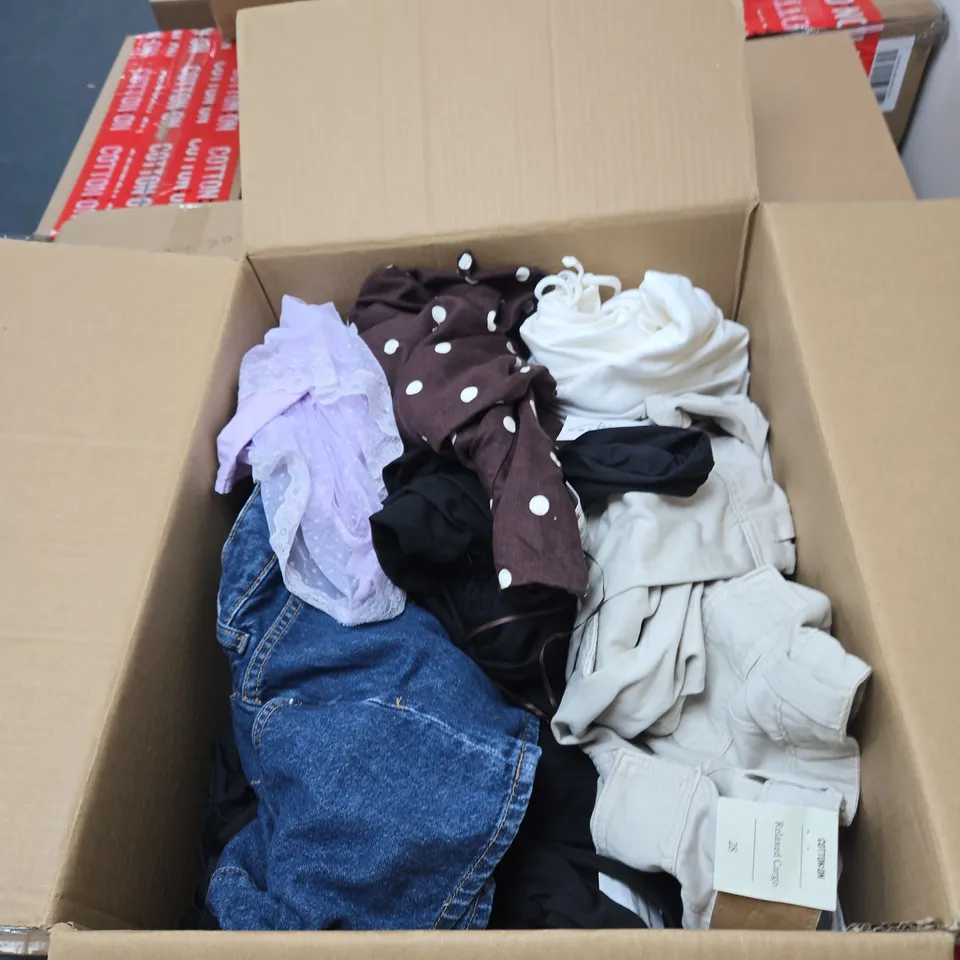 BOX OF APPROXIMATELY 15 ASSORTED CLOTHING ITEMS TO INCLUDE: STRIPED HOODED JACKET