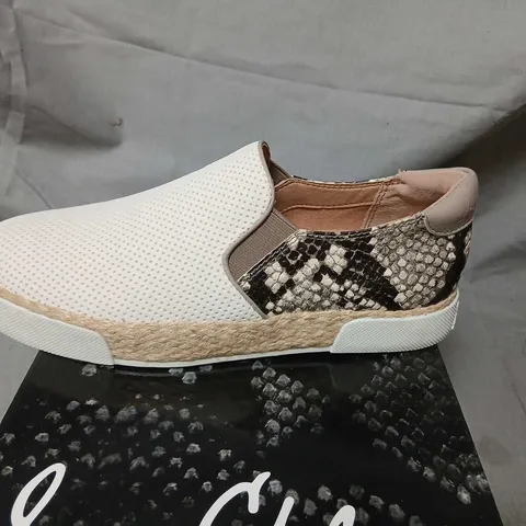 SAM EDELMAN BANKS WHITE SNAKE PRINT SLIP-ON SHOES – EU 37.5 (US 7) – BOXED