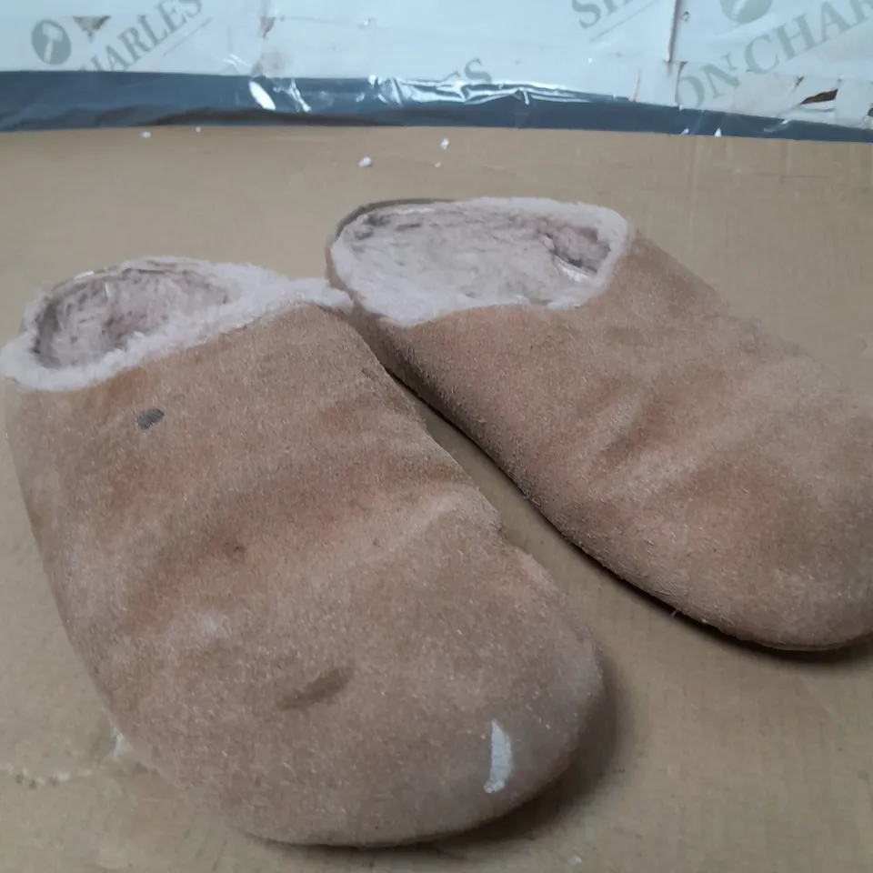BOXED PAIR OF EMU MONCH CLOG SHOES IN CAMEL SIZE 7