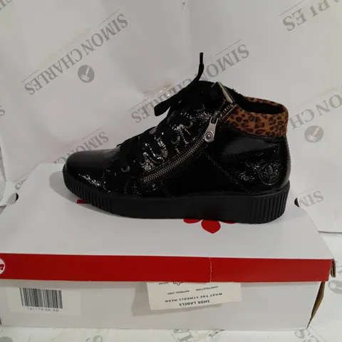 PAIR OF SKECHERS WINTER ON THE GO FAUX FUR TRIM BOOTS, BLACK - SIZE 5