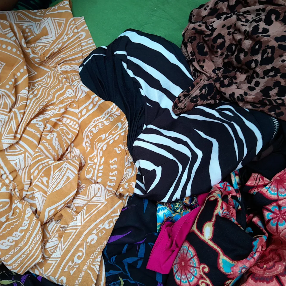 BOX OF APPROXIMATELY 15 ASSORTED CLOTHING AND FASHION ITEMS TO INCLUDE ANTHONY, NINA LEONARD, KIM & CO, ETC