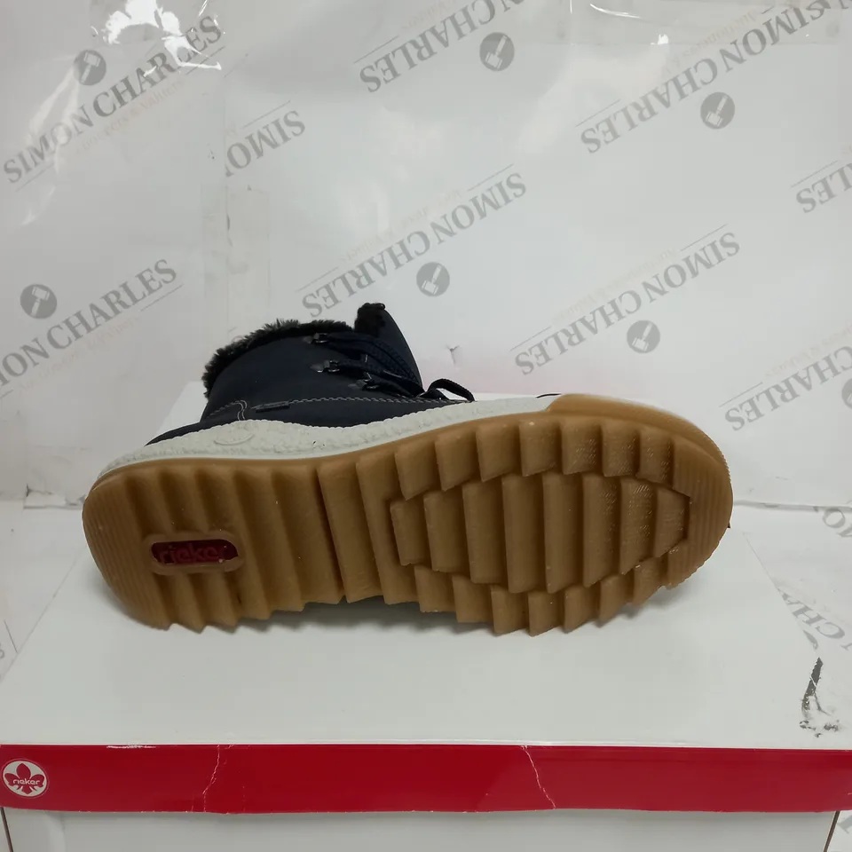 BOXED PAIR OF RIEKER WATER RESISTANT WARM LINED HIKING BOOTS, NAVY - SIZE 7.5