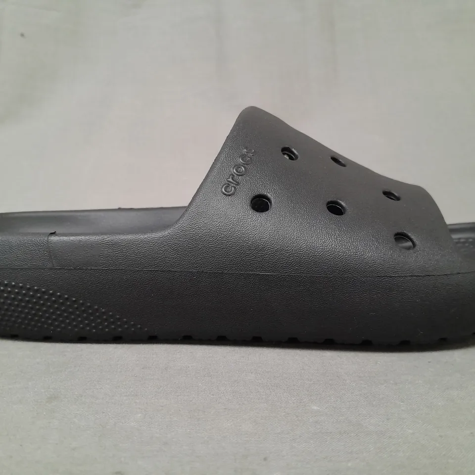 PAIR OF CROCS CLASSIC SLIDE V2 FOOTBED SLIDERS IN BLACK UK SIZE M6/W7