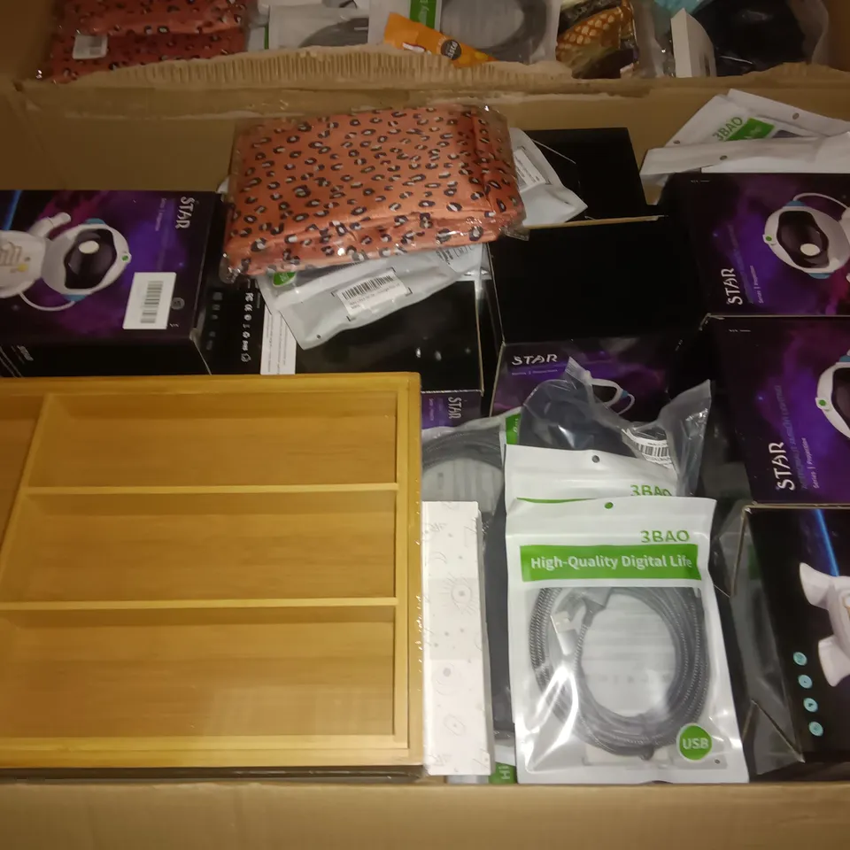 PALLET OF ASSORTED ITEMS TO INCLUDE MULTIPLE ASTRONAUT AMBIENT LIGHTS, USB CABLES AND CUTLERY TRAYS