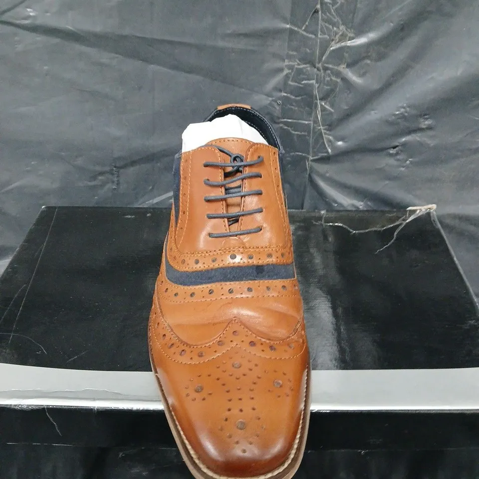 BOXED PAIR OF ROAMERS 5 EYELET BROGUE OXFORD SHOES - UK SIZE 7